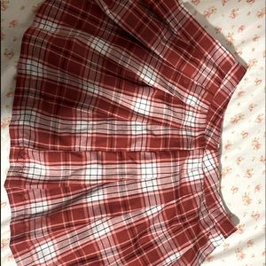 cute red and white skirt!